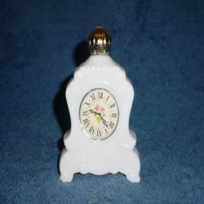 Avon Leisure Hours Milkglass Decanter Foaming Bath Oil (full)