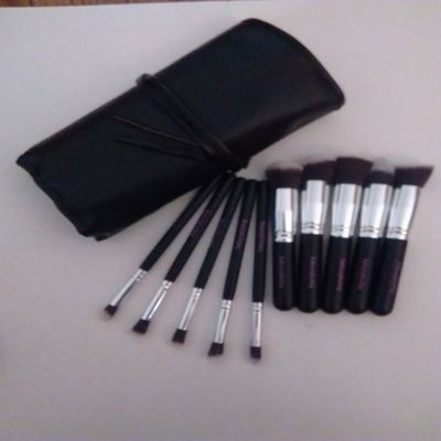 Professional Kabuki soft synthetic makeup brush set with vegan leather PU brush roll case. / Cosmetic brushes for a flawless beauty.