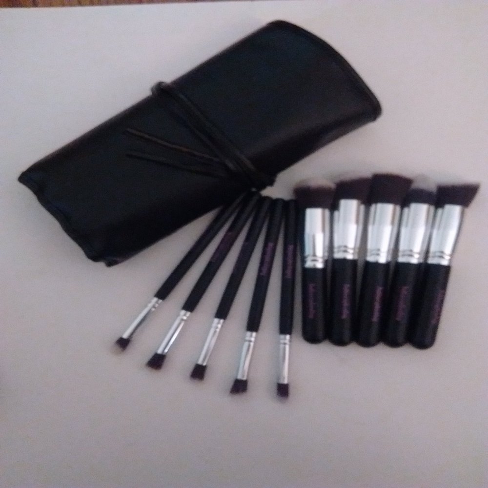 Professional Kabuki soft synthetic makeup brush set with vegan leather PU brush roll case. / Cosmetic brushes for a flawless beauty.