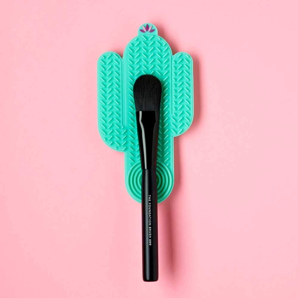 3INA Cactus Cleanser - Makeup Brush Cleaner Pad - Easy Brush Wash - Flexible Silicone Make Up Remover Mat with Ridges to Strip Away Residue - 1 pc