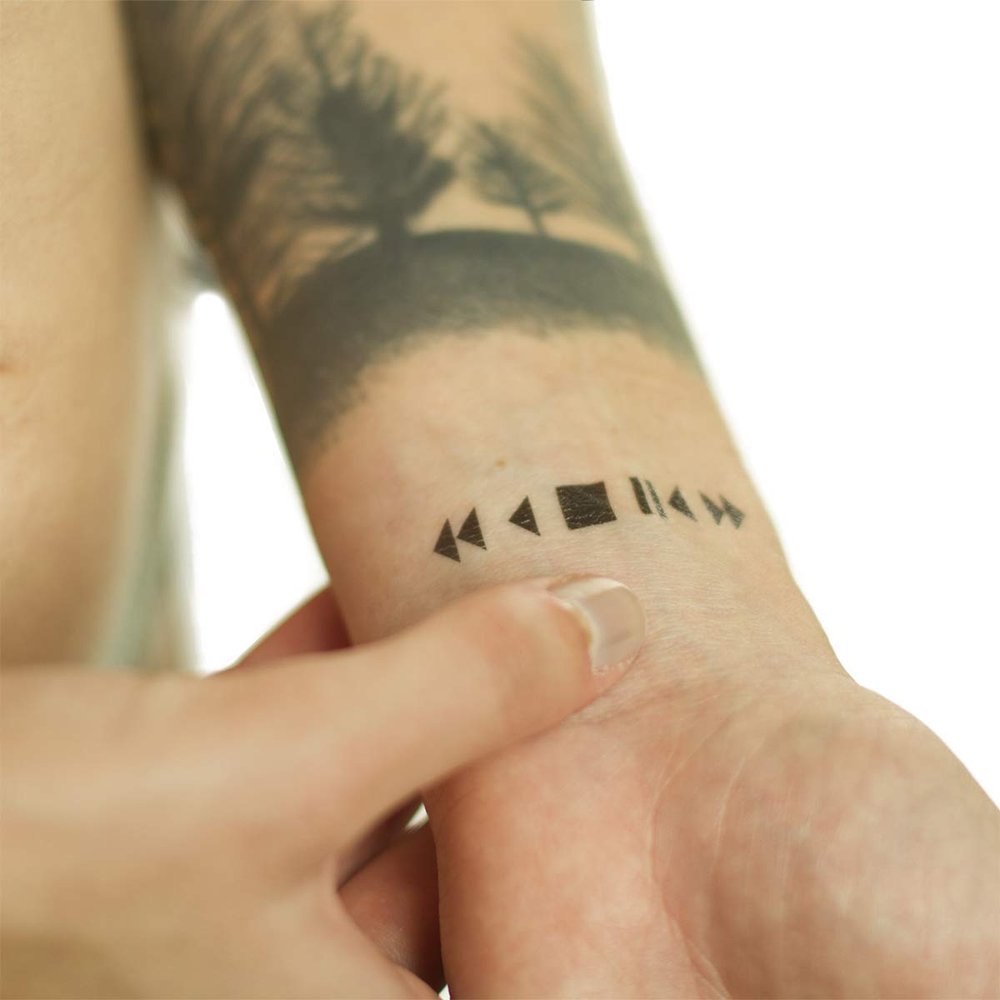 10 x Play Tattoo in Black - Temporary Skin Tattoo (10)