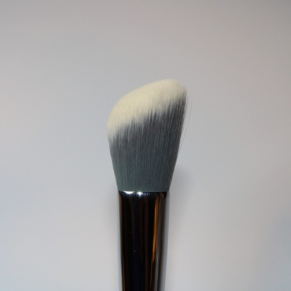 15 T W E N T Y Beauty Angled Shading Brush (S01)