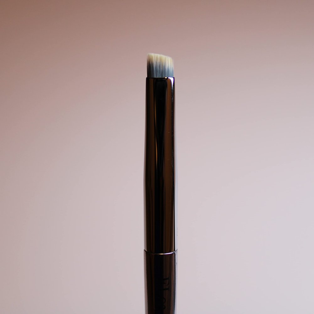 15 T W E N T Y Beauty Angled Eyeliner Brush (EL02)