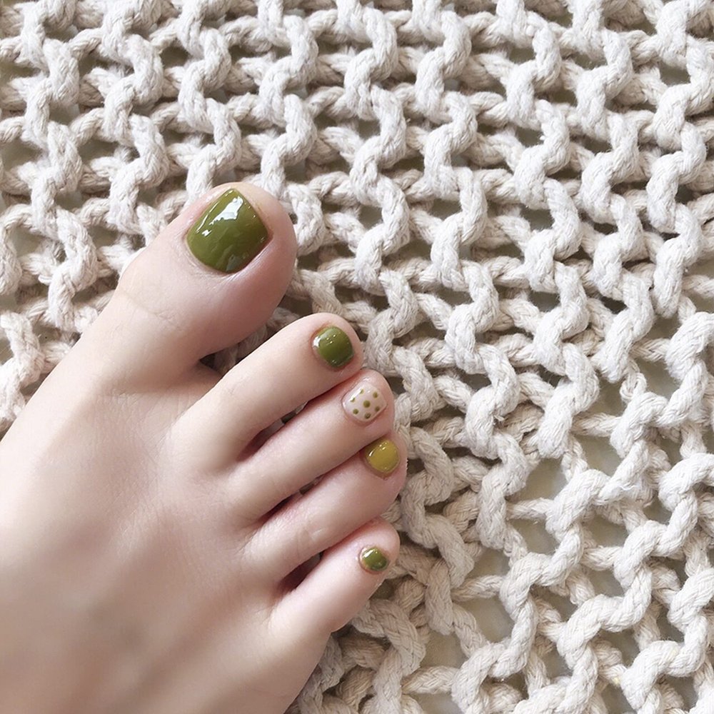 Light Rain Press on Toenails for Women - Kiwi, 3D Green Fake Toenails, Luxury Reusable Seven Layers Gel UV Finish Hand Painted Nail with Design by Professional Manicurist, Short Square, Medium Size