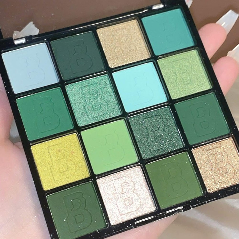 Yeweian 16 Colors Green Glitter Matte Eyeshadow Makeup Palette,Elphaba Witch Costume Eyeshadow Makeup, Forest Green Yellow Colorful Eye Shadow Plattet for Witch Cosplay Halloween SFX Makeup