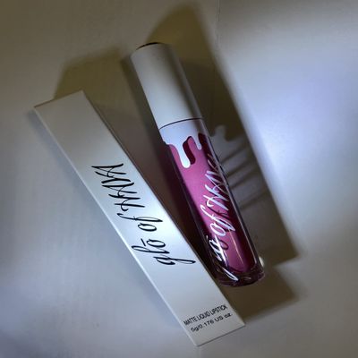 glo of HAYA VEGAN Matte liquid lipstick (Berri bliss)