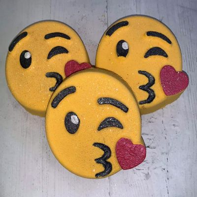 Emoji Bath Bomb - Kiss Emoji