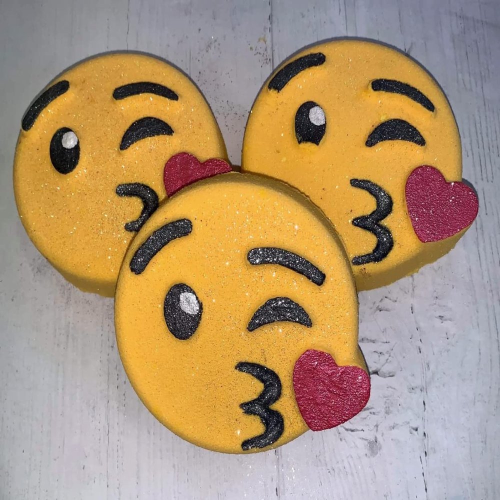 Emoji Bath Bomb - Kiss Emoji