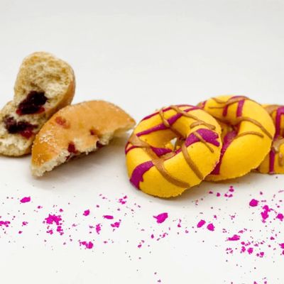Rhubarb & Custard Donut Bath Bomb