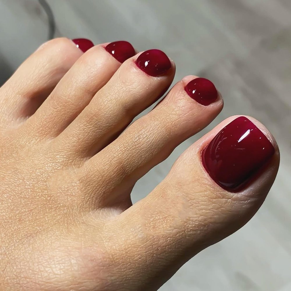 Bellelfin Press on Toenails 120pcs Short Square Fake Toenails Full Cover Burgundy Glossy Acrylic False Toe Nails Tips with 5 Sheets Adhesive Glue Tabs for Women and Girls Foot Decor