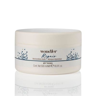 Professional by Fama Repair Restorative Mask 500 ml provides the hair with plenty of moisture and makes it supple.