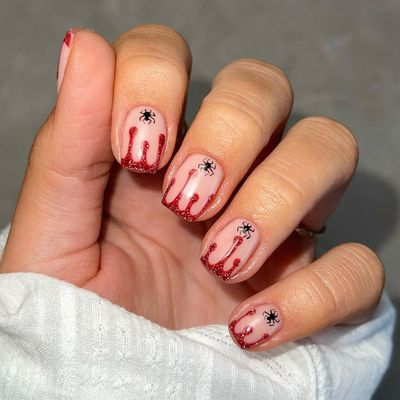 24 Pcs Halloween Press on Nails Short Square Fake Nails French Nude Pink Spider Pattern False Nails with Glitter Bloodstain Designs Nail Tips Glossy Full Cover Nails for Women Girls Halloween Nails