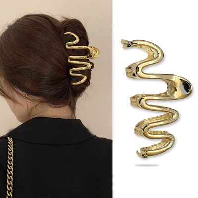 Gold Hair Claw Clips for Women Girls, 1Pcs Metal Wavy Shark Claw Non-slip Head Clip Elegant Hair Accessories for Daily Hair Accessories Decorations