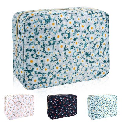 Waterproof Nylon Large Makeup Bag Travel Pouch, Floral Preppy Big Cosmetic Bag Make Up Organizer Toiletry Bag with Zipper, Large Capacity Cute Zipper Pouch Storage Bag for Women Girls(Green Daisy)