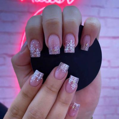 24Pcs Christmas Press on Nails Short Square Fake Nails Acrylic False Nails with Silver Flash Powder Winter Snowflakes Design Full Cover Artificial Glue on Nails Winter Nail Decorations for Women Girls