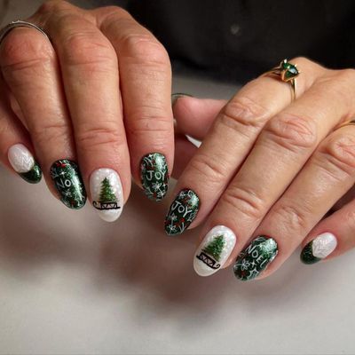 24PCS Christmas Press on Nails Medium Christmas Fake Nails with Christmas Tree Design Full Cover Acrylic Nails Green French Tip Glue on Nails Almond Press on Artificial False Nails for Women Girls