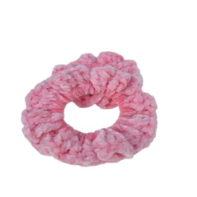 1 piece of very cute and silky scrunchie, incredible to the touch and looks great in a hairstyle. 1 pieza de coletero muy linda y sedosa increible al tacto y se ve genial en un peinado. (pink)