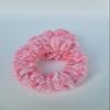 1 piece of very cute and silky scrunchie, incredible to the touch and looks great in a hairstyle. 1 pieza de coletero muy linda y sedosa increible al tacto y se ve genial en un peinado. (pink) view 3