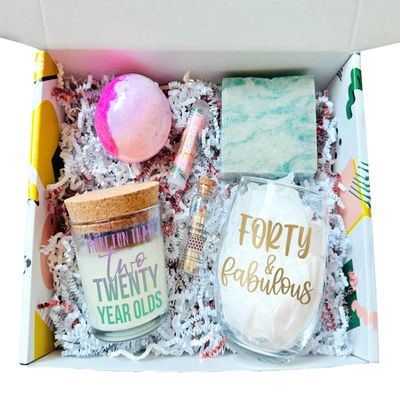 40th Birthday Candle Spa Gift Box, Handmade Unique Birthday Basket, Forty Self Care Gift Set for Women, Best Friend Relaxation Gift Idea (Stud Muffin)
