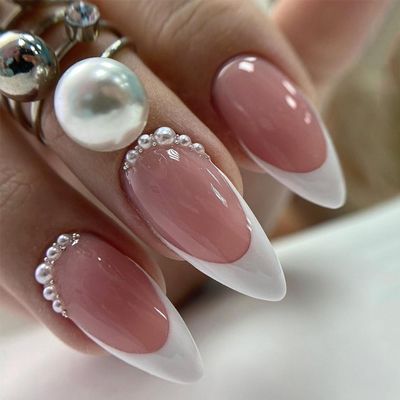 24Pcs White French Tip Press on Nails Medium Almond Fake Nails with Pearl Glossy Designs Nail Art Supplies Nude Pink False Nails Stick on Nails for Women Girls Acrylic Nail Manicure Salon Decorations