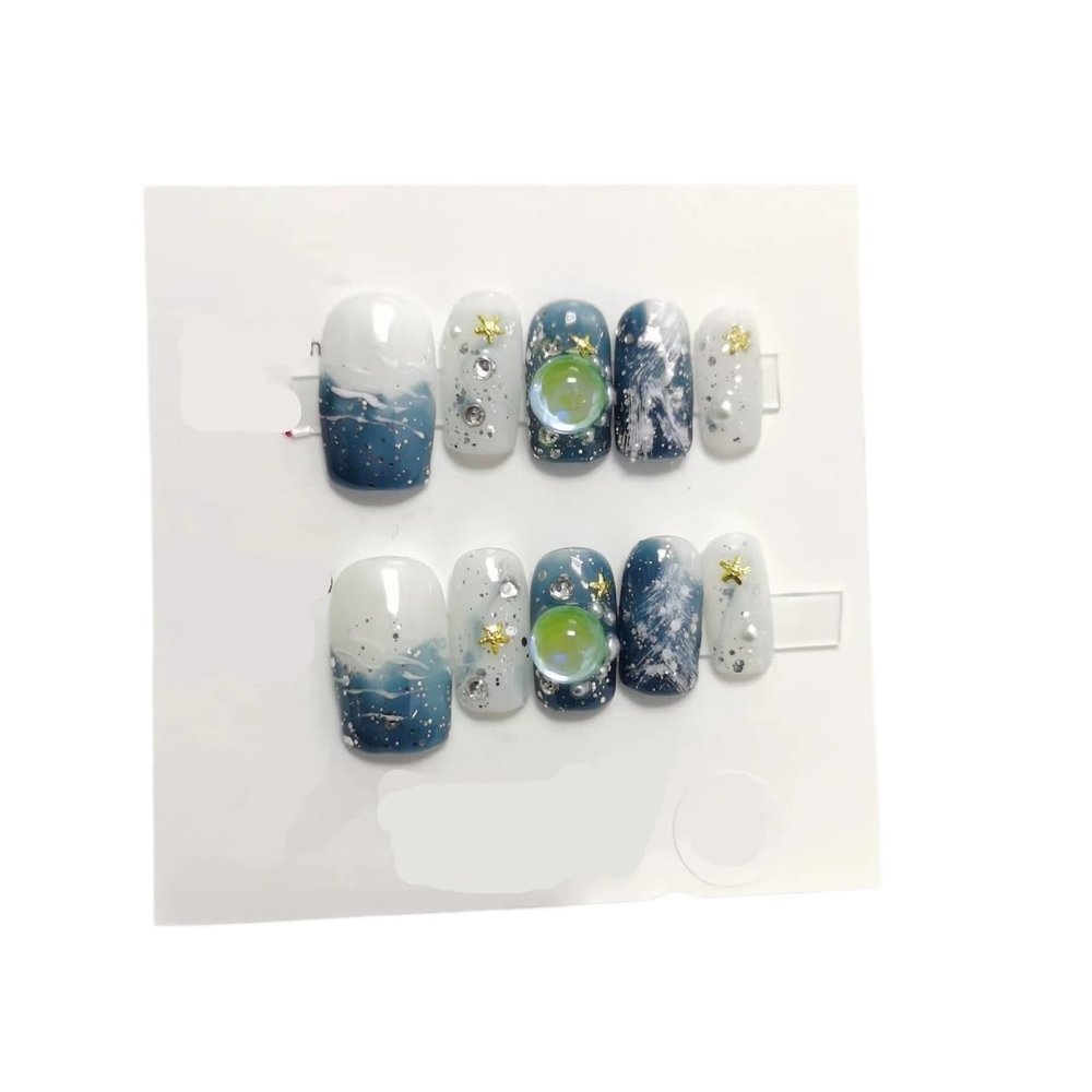 Handmade Nail Wearing and Hand Painted Snow Mountain Winter Short Nail Removable False Nail(S)