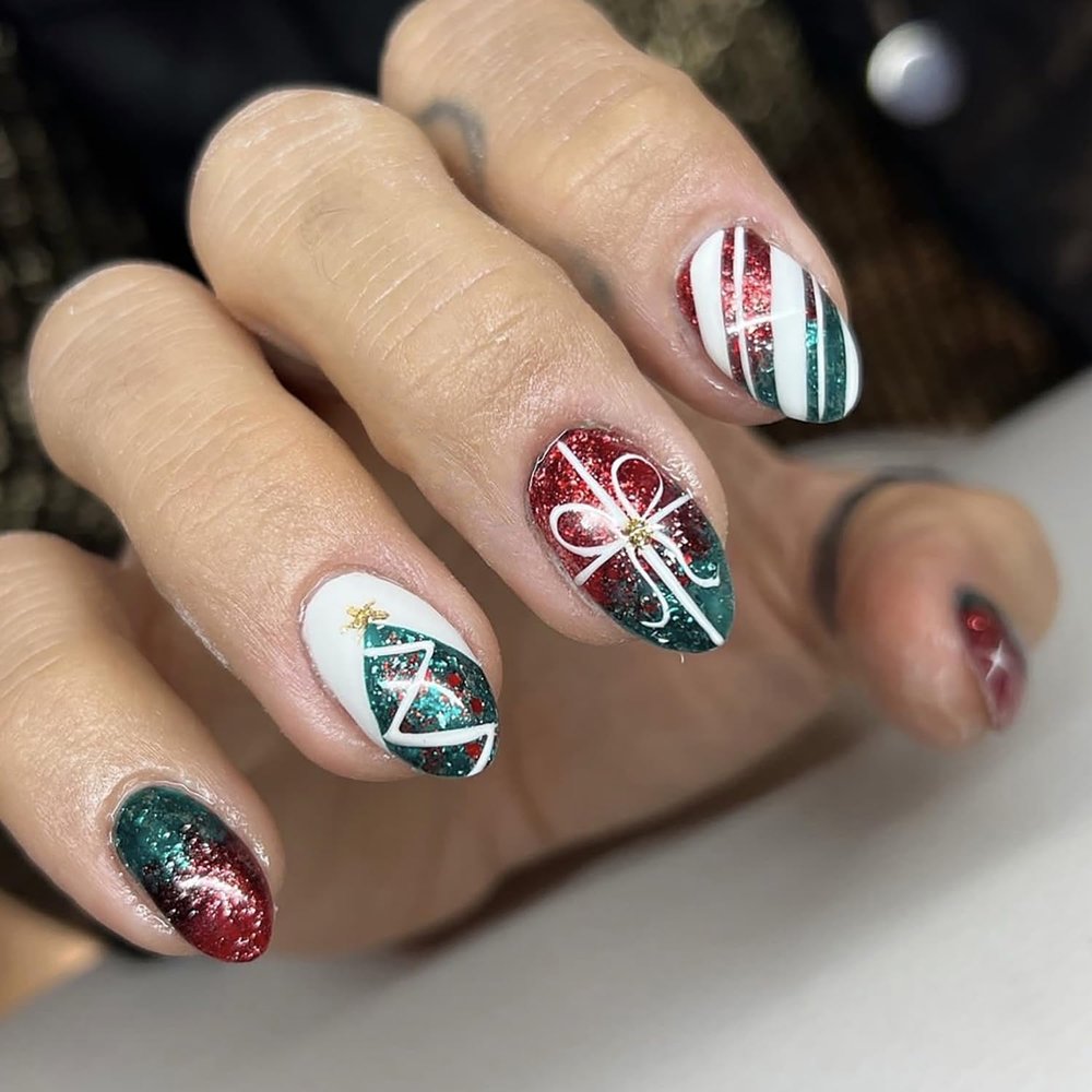24Pcs Christmas Nails Press on Nails Short Almond Shaped Nails Christmas Tree Bow Fake Nails with Glue Red White Green Acrylic Nails Supply Full Cover Nail Tips Winter Xmas False Nails for Women Girls