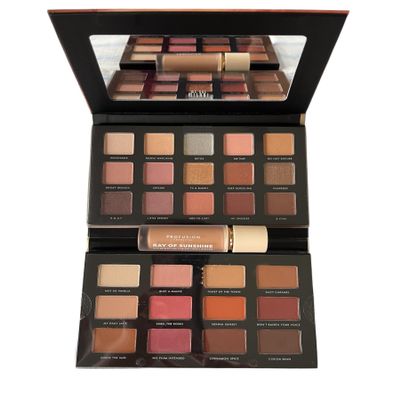 2 pieces of eyeshadow pallete with 27 shades of color and 1 piece of liquid highlighter (4mL)