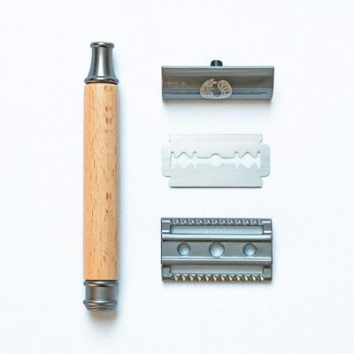 Chinchilla Beech Wood Safety Razor with Replacement Handle and Jute Bag, Sustainable Wet Razor for Men and Women, Zero Waste & Plastic-Free