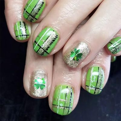 24Pcs St. Patrick's Day Press on Nails Short Square Fake Nails with Four Leaf Clover Glue on Nails Gold Glitter Full Cover False Nails Shamrock Acrylic Nails Irish Stick on Nails Gift for Women