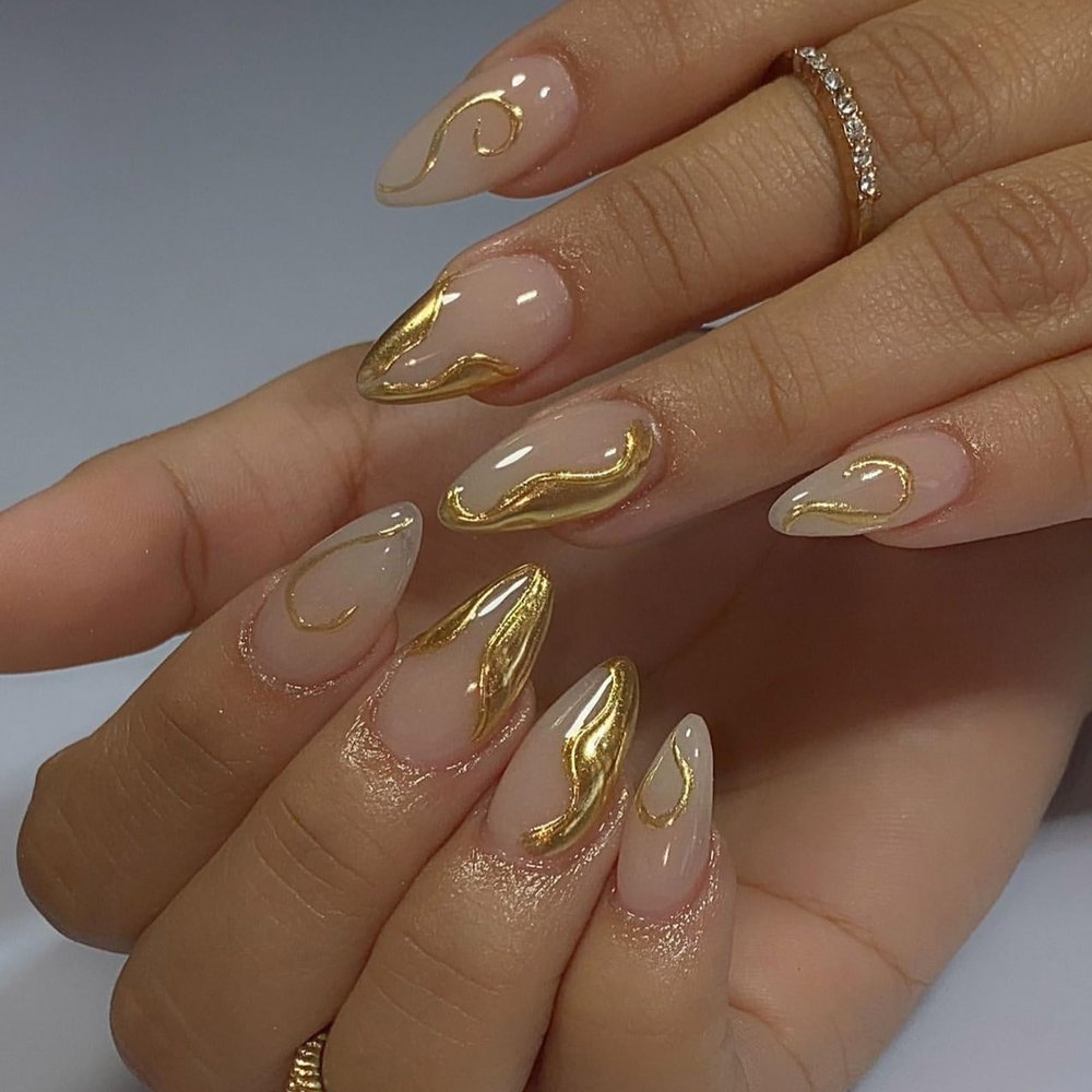BQZQPAMZ 24Pcs Gold Press on Nails Short Almond 3D Gold Irregular Short False Nails Glitter Stick on Nails Full Coverage Acrylic Nails for Women Summer Manicure Decoration