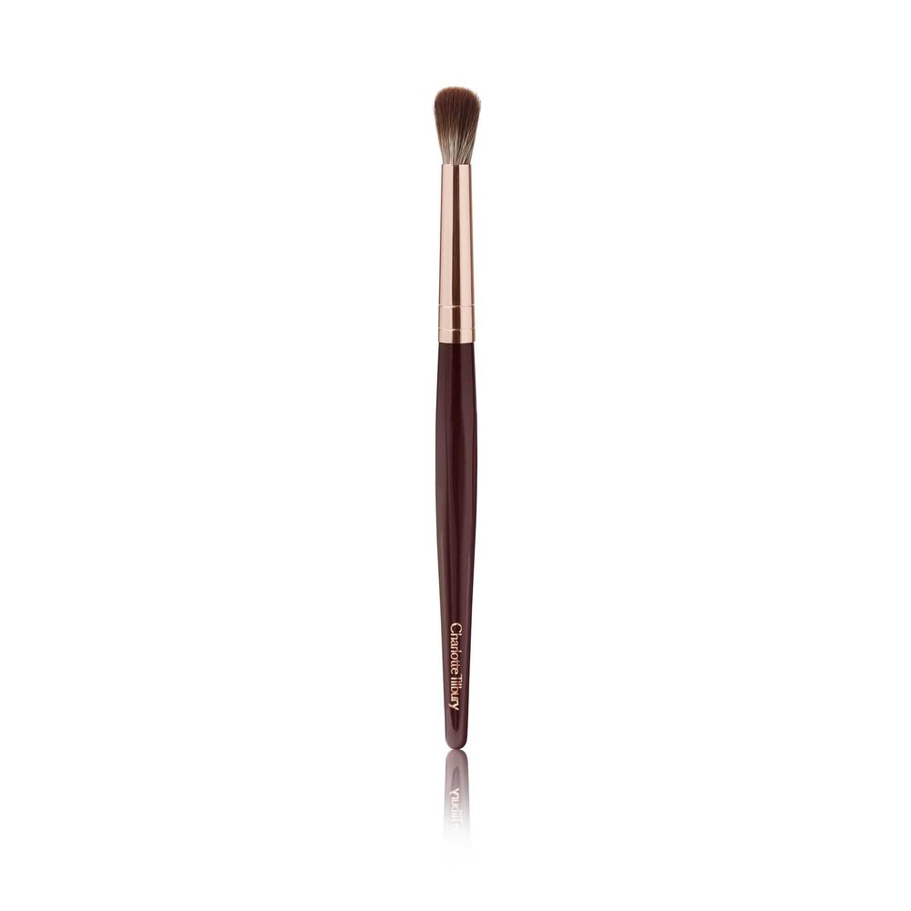 Charlotte Tilbury Eye Blender Eyeshadow Brush - Professional Blending Brush with Ultra-Soft Synthetic Bristles for Seamless Blending & Smokey Eye Diffusion - Rose Gold & Night Crimson Finish