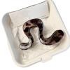 A large number of character catching clips, high ponytail fixing artifacts, hair clips, looseness, shark clips are placed behind the hair bun view 1