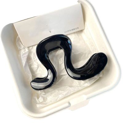 A large number of character catching clips, high ponytail fixing artifacts, hair clips, looseness, shark clips are placed behind the hair bun