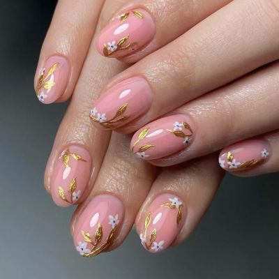 24Pcs Pink Glossy Press on Nails White Flower Short Round Fake Nails with Glue Gold Leaf Autumn Acrylic Nails for women Fall Manicure Decoration Supplies