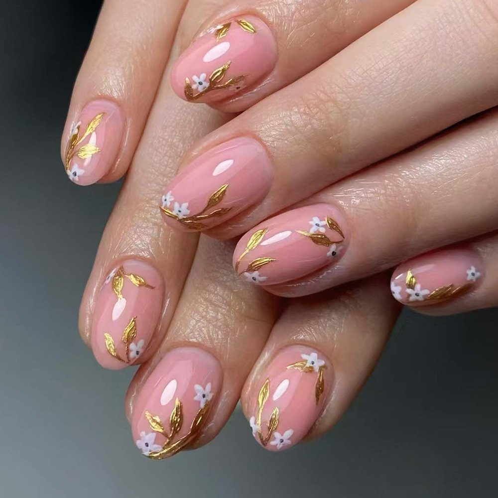 24Pcs Pink Glossy Press on Nails White Flower Short Round Fake Nails with Glue Gold Leaf Autumn Acrylic Nails for women Fall Manicure Decoration Supplies
