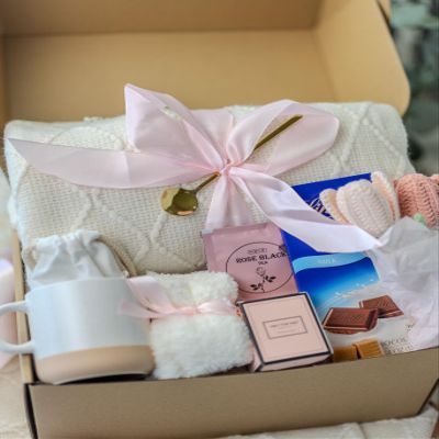 New Mom Gift Box Postpartum Care Package with Scented Candle, Mug & Fuzzy Socks Thoughtful New Mom Gifts After Birth, Baby Shower, Pregnancy, Self Care Gift for Women (Pink Box)