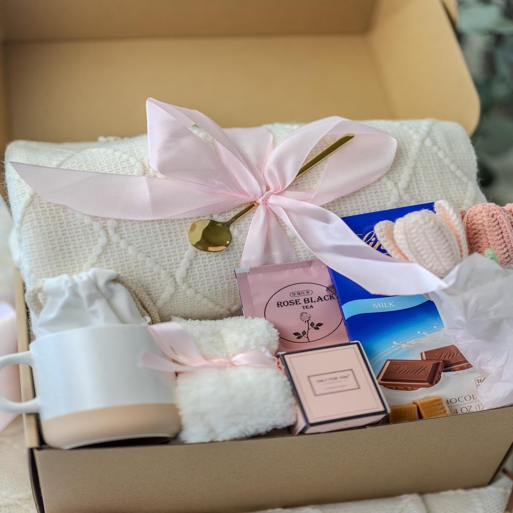 New Mom Gift Box Postpartum Care Package with Scented Candle, Mug & Fuzzy Socks Thoughtful New Mom Gifts After Birth, Baby Shower, Pregnancy, Self Care Gift for Women (Pink Box)