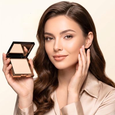 House Of Que May Dust Me Pretty Powder, Setting Powder, Silky Soft Coverage Without Shine, Smooth Pores & Lines, Compact Color Correcting Powder, Matte Finish for All Skin Type-Bare Radiance